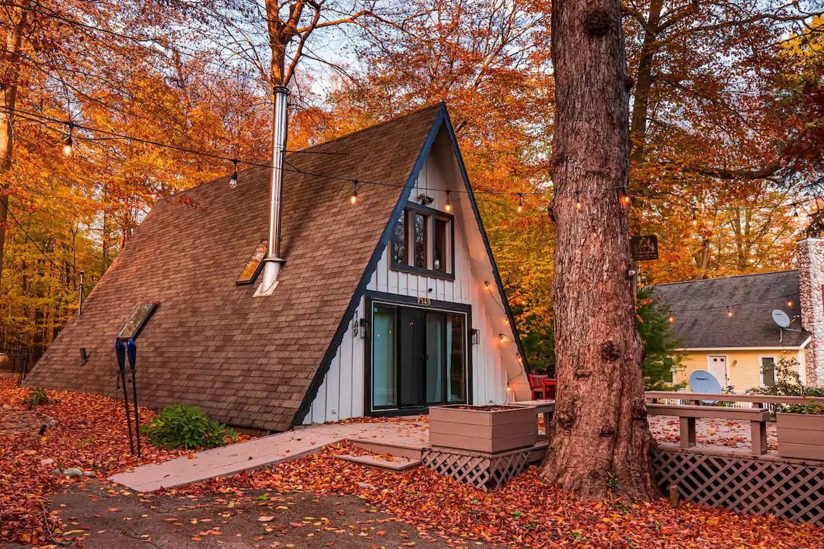 The view of Maple Haven Treehouse from the outside during the autumn season.