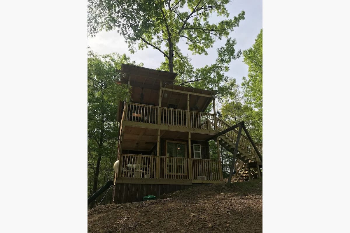 The two-story treehouse of Nomad Land Treehouse.