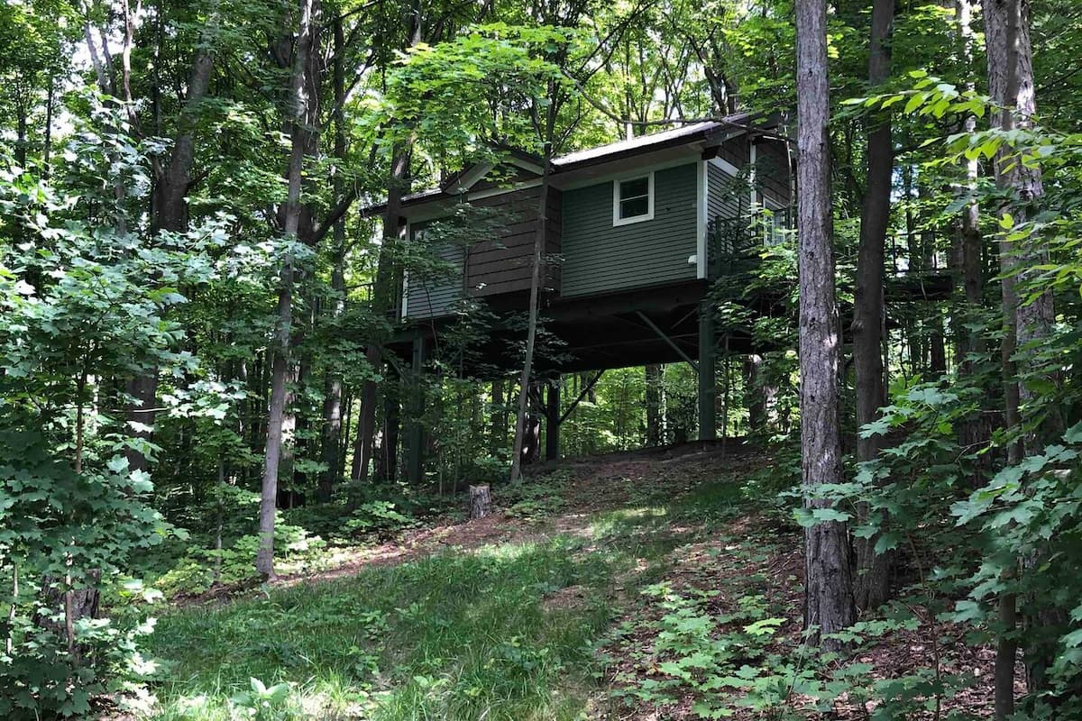 Exterior view of the elevated cabin of Treehouse Ridge.